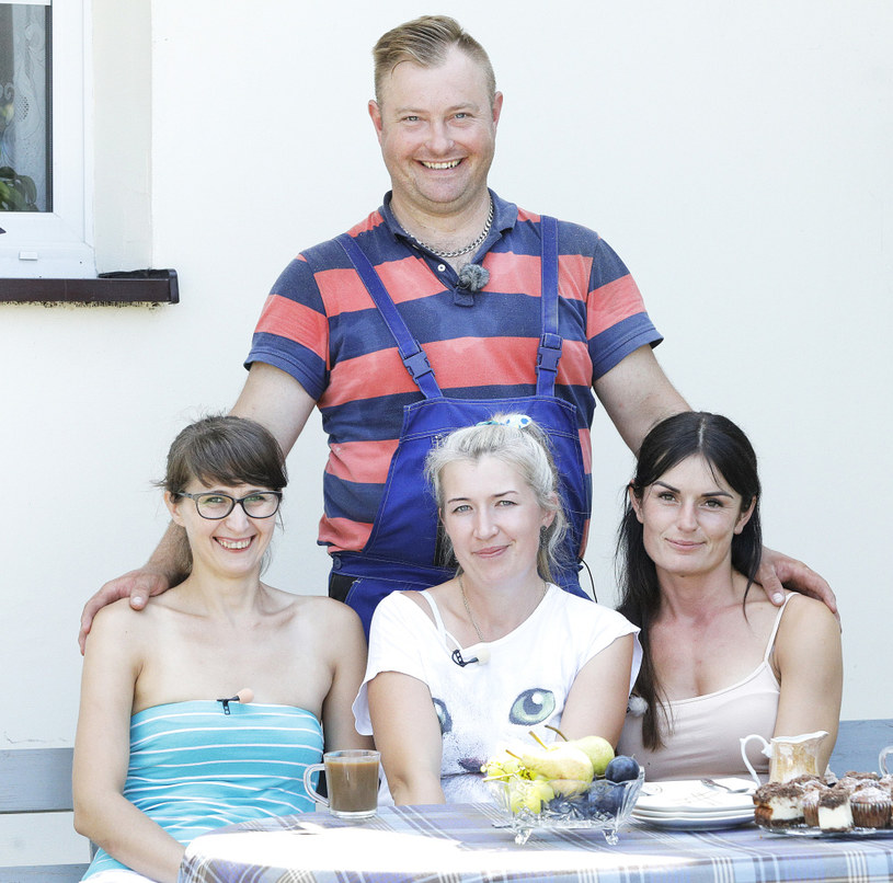 Agata Rusak (pierwsza od lewej) w programie "Rolnik szuka żony" /Gałązka /AKPA