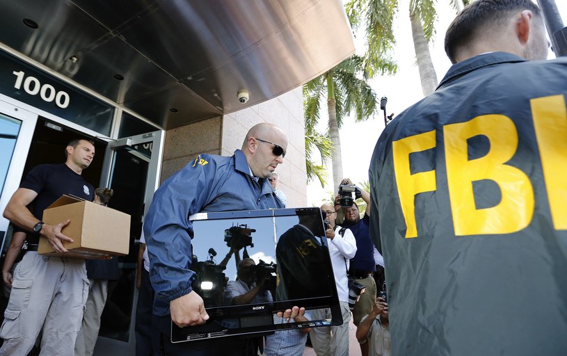 Agenci FBI wynoszą dokumenty i komputery z siedziby CONCACAF (Konfederacji Piłki Nożnej Ameryki Północnej, Środkowej i Karaibów) /AFP
