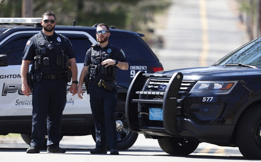 Agenci na ulicy, gdzie znajduje się dom aresztowanego przez FBI mężczyzny /CJ GUNTHER /PAP/EPA