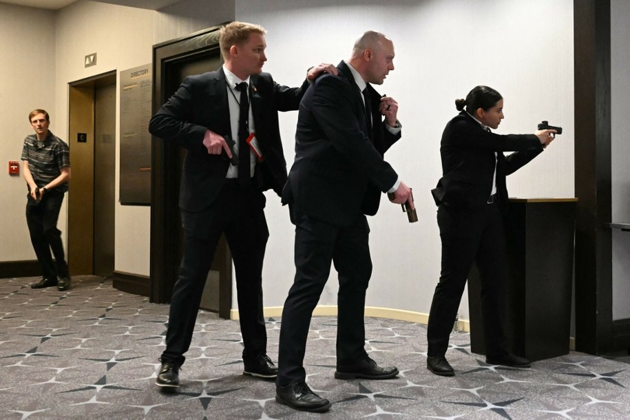 Agenci Secret Service podczas akcji w hotelu Hilton w Waszyngtonie. /MANDEL NGAN/AFP/East News /East News