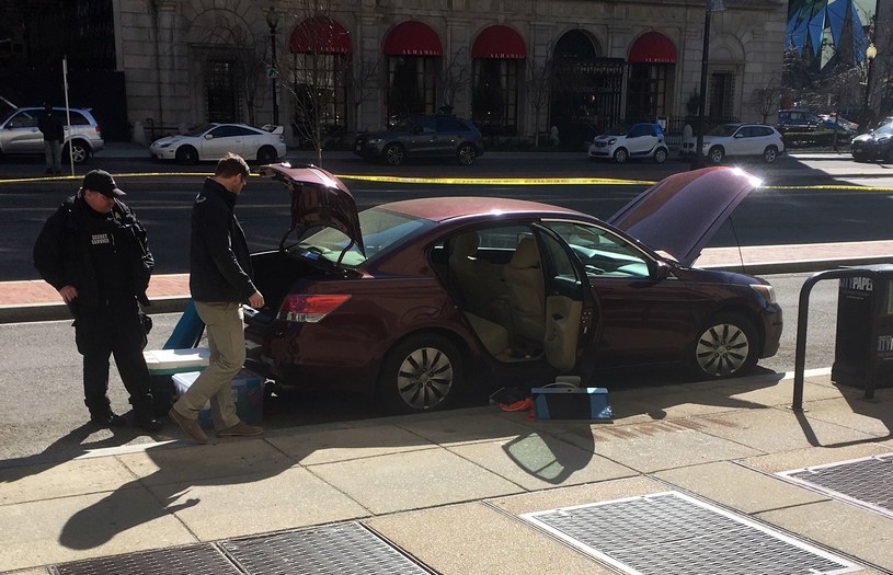 Agenci Secret Service sprawdzają auto, które należało do samobójcy /AFP