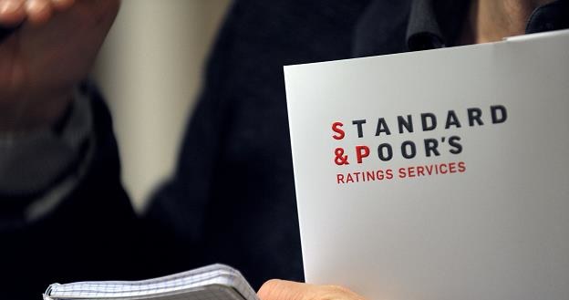 Agencja S&P utrzymała rating Polski na poziomie BBB+ z perspektywą negatywną /AFP