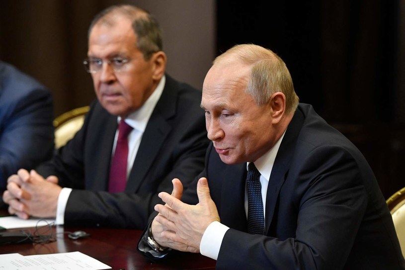 Agencje ratingowe obniżają ocenę Rosji. Na zdj. Siergiej Ławrow i Władimir Putin /AFP