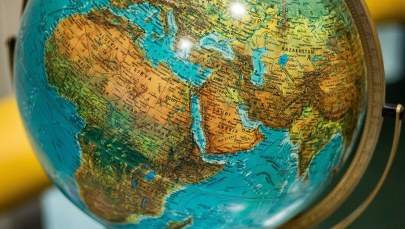 Agentka biura podróży z Warszawy oszukała ponad 160 klientów. Jest akt oskarżenia