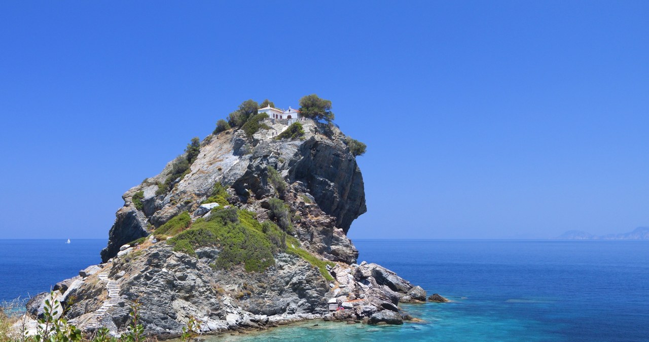 Agios Ioannis na wyspie Skopelos to jedno z najbardziej rozpoznawalnych miejsc /123RF/PICSEL