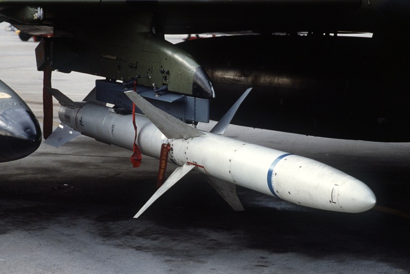 AGM-88 HARM to pocisk przeciwradiolokacyjny powietrze-ziemia namierzający i niszczący nadajniki radarowe /SSGT. SCOTT STEWART /domena publiczna