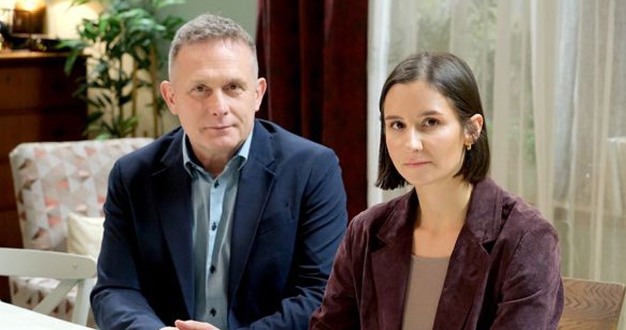 Agnes (Alana Mincewicz) otrzyma wyniki testu DNA, które jednoznacznie potwierdzą, że Artur (Robert Moskwa) jest jej biologicznym ojcem /Źródło: AIM