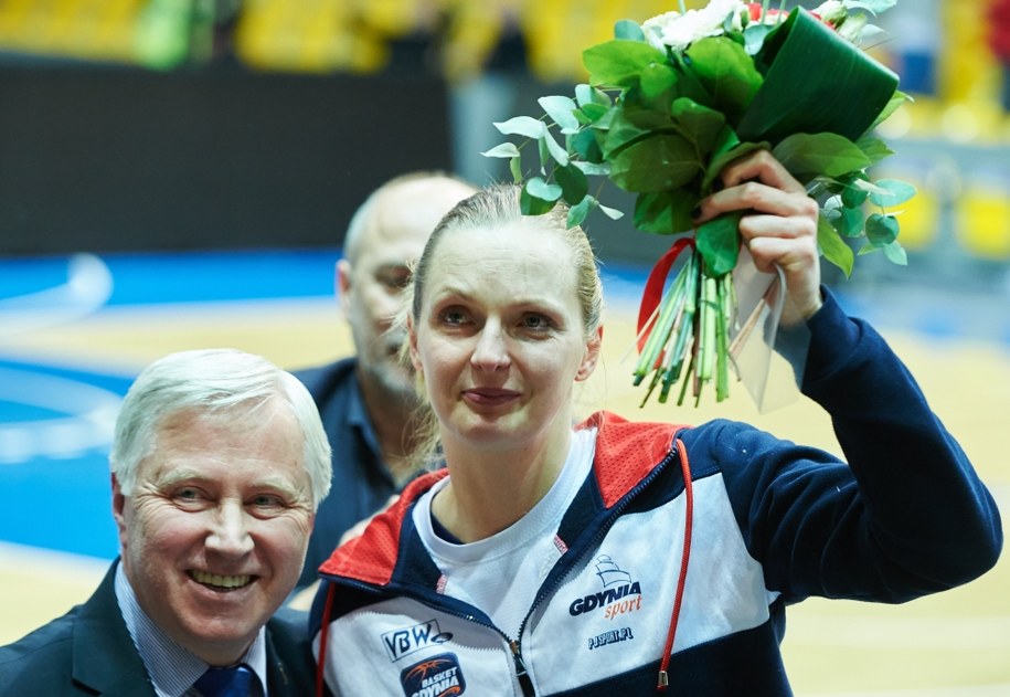 Agnieszka Bibrzycka (P), koszykarka Basketu 90 Gdynia w towarzystwie prezesa klubu Bogusława Witkowskiego (L) /PAP/Adam Warżawa    /PAP