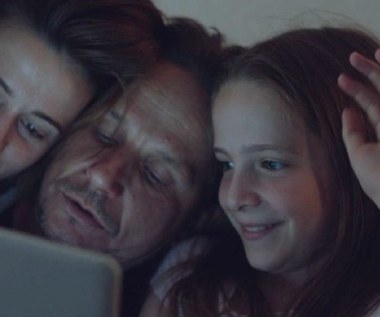 Agnieszka Grochowska, Bartłomiej Topa i Barbara Kubiak w filmie "Obce niebo"