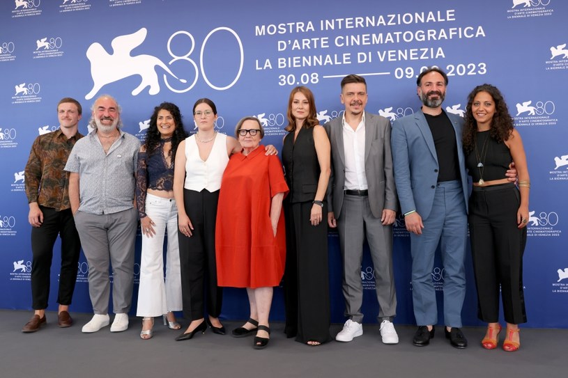 Agnieszka Holland (w środku) z gwiazdami filmu "Zielona granica" przed premierą filmu na festiwalu w Wenecji /Victor Boyko /Getty Images