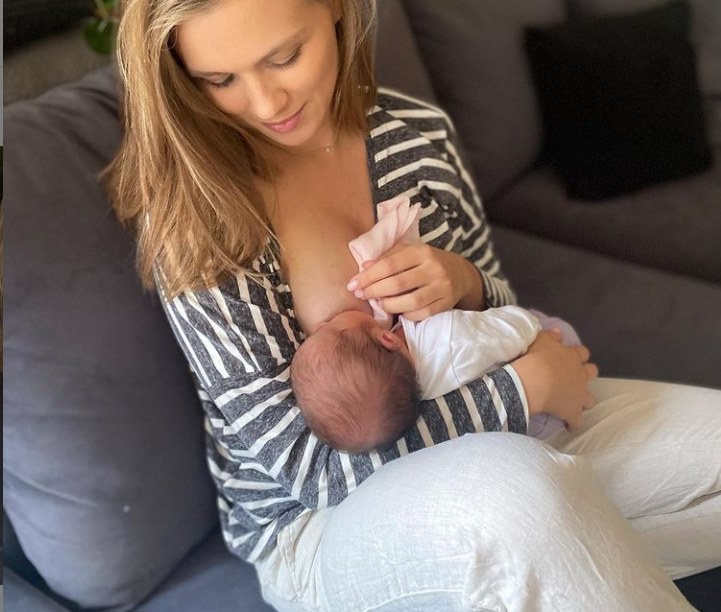Agnieszka Kaczorowska pokazała na Instagramie, jak karmi piersią najmłodszą pociechę /Instagram /Instagram