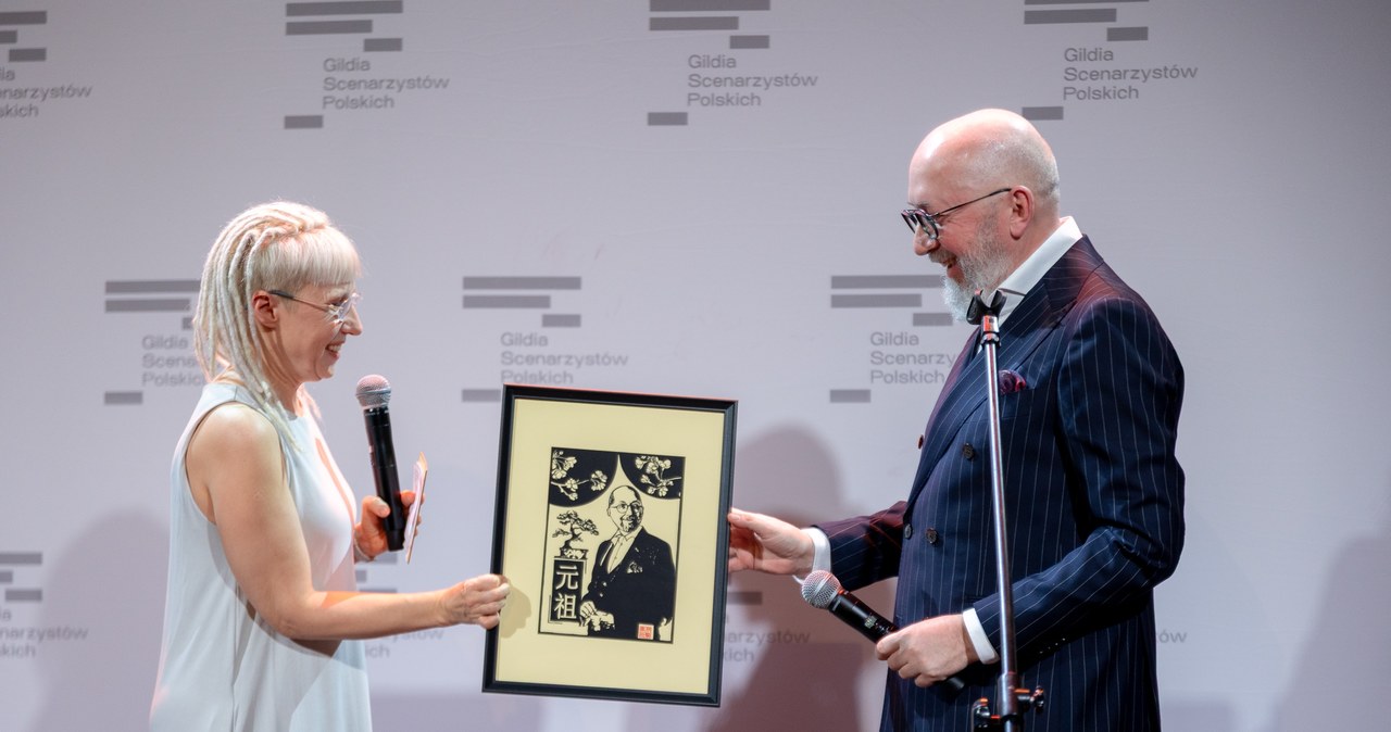 Agnieszka Kruk z zarządu Gildii Scenarzystów Polskich i Maciej Ślesicki z Nagrodą Specjalną za wkład w rozwój branży filmowej, fot. Katarzyna Średnicka /materiały prasowe