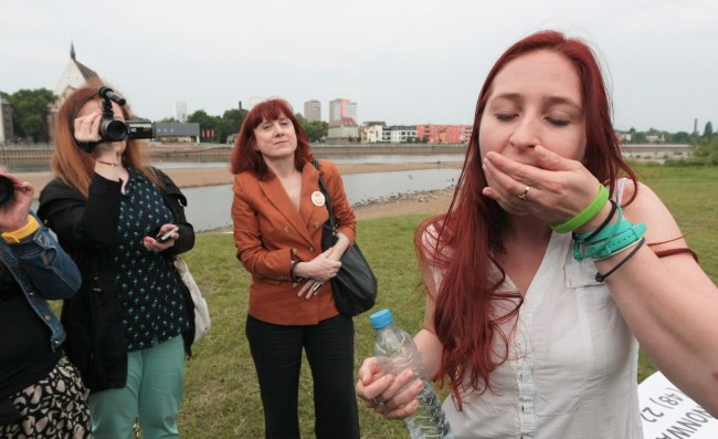 Agnieszka Olszewska  z organizacji feministycznej Women on Waves zażywa przed kamerami tabletkę poronną przetransportowaną przez drona /PAP/Lech Muszyński /PAP