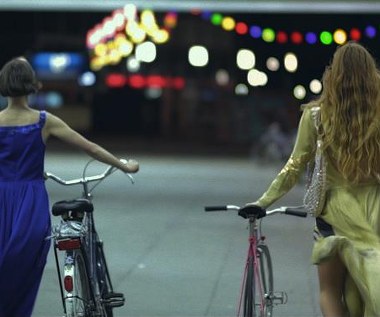 Agnieszka Podsiadlik i Pheline Roggan w filmie "Jak całkowicie zniknąć"