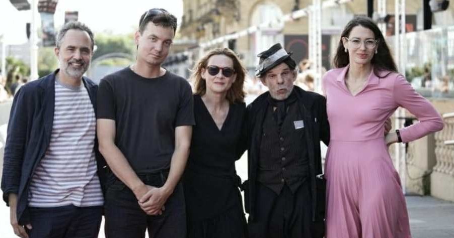 Agnieszka Podsiadlik z twórcami filmu "Redoubt" na festiwalu w San Sebastian /materiały prasowe