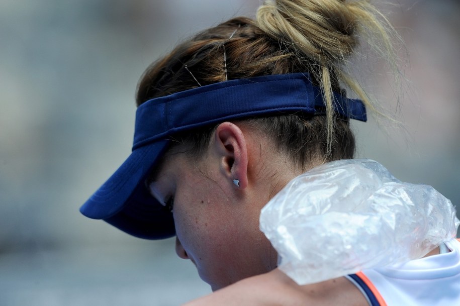 Agnieszka Radwańska chłodzi się workiem w lodem /JOE CASTRO /PAP/EPA