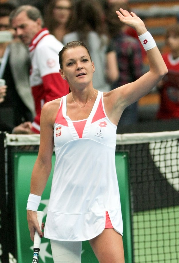 Agnieszka Radwańska dziękuje kibicom po wygranym spotkaniu z Martiną Hingis /Lech Muszyński /PAP