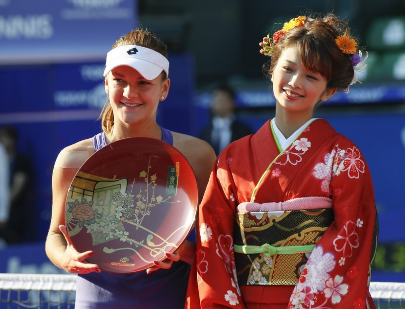 Agnieszka Radwańska (z lewej) w Tokio dotarła do finału turnieju /PAP/EPA