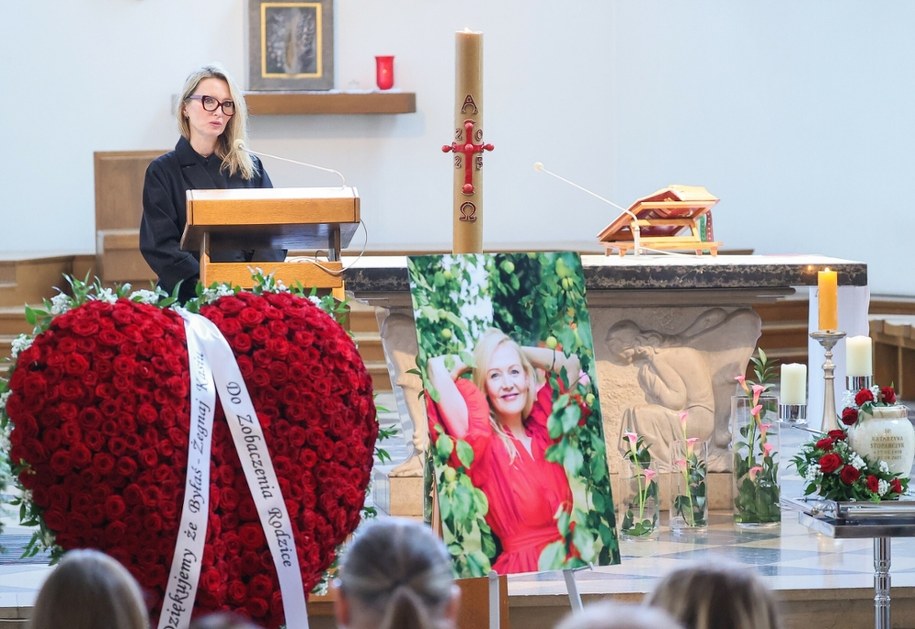 Agnieszka Szydłowska - redaktor naczelna radiowej Trójki na pogrzebie Katarzyny Stoparczyk /Adam Burakowski /East News