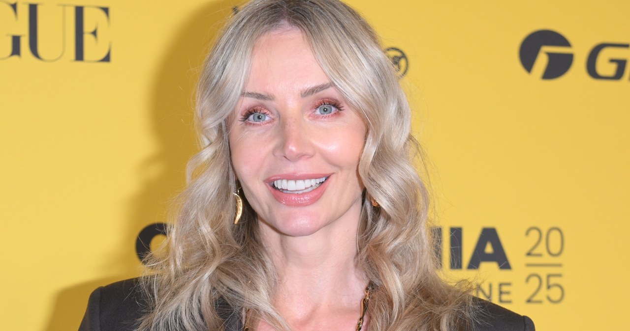 Agnieszka Woźniak-Starak zachwyca swoimi stylizacjami. Stawia na modne trendy, wśród których goszczą między innymi zamszowe balerinki. /East News