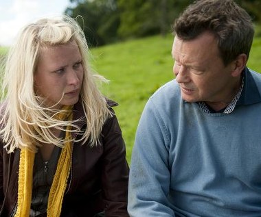 Agnieszka Żulewska i Jan Frycz w scenie z filmu "Sanctuary"