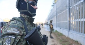 Agresja na granicy z Białorusią eskaluje. Konieczne użycie broni gładkolufowej