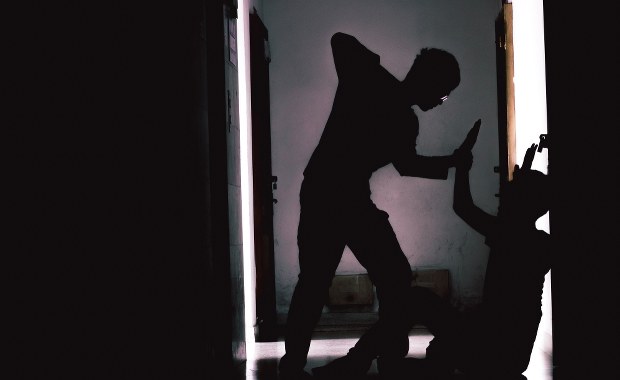 Agresja w biały dzień. 19-latek pobity we własnym mieszkaniu