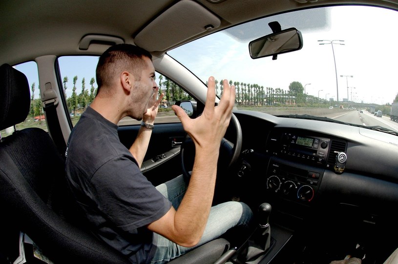 Agresywne zachowanie na drodze i styl jazdy mogą stanowić podstawę do odebrania prawa jazdy! /Sierakowski - De Voecht - Jacquemart /East News