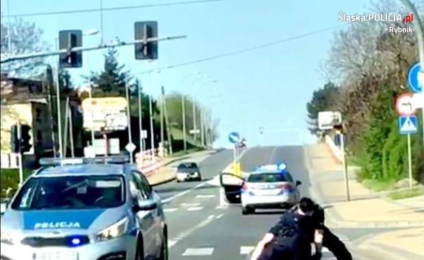 Agresywny 27-latek zatrzymany w Rybniku. W rękawach bluzy miał noże 