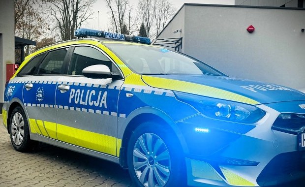 Agresywny mężczyzna pogryzł radiowóz. Został wydalony z Polski