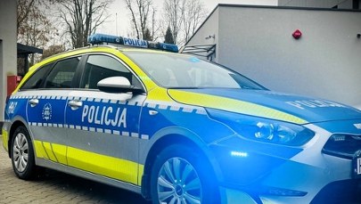 Agresywny mężczyzna pogryzł radiowóz. Został wydalony z Polski