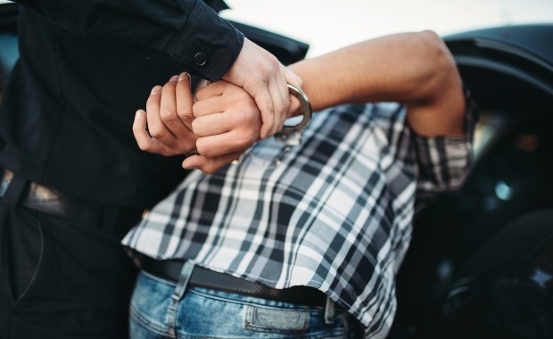 Agresywny mężczyzna zaatakował stojącego w korku kierowcę. Usłyszał zarzuty