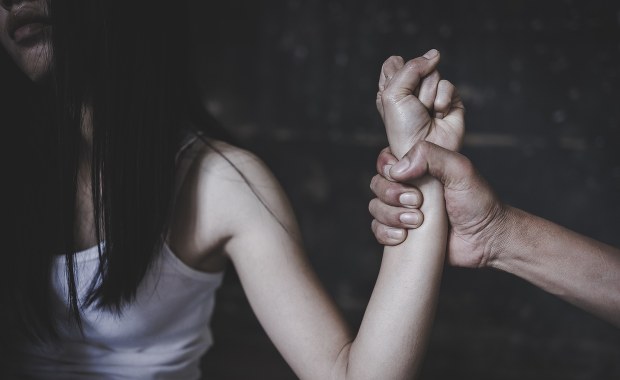 Agresywny policjant zawieszony po imprezie. Jest komunikat