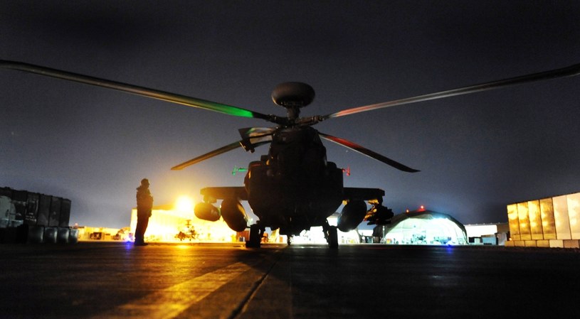 AH-64 może operować o każdej porze doby /Getty Images/Flash Press Media