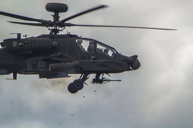 AH-64E Apache określany Guardian to najnowsza modyfikacja amerykańskiego śmigłowca bojowego, będącego na wyposażeniu USA od lat 80. Jest ona wyposażona w systemy pozwalające na łatwiejszą współpracę z dronami oraz ulepszony system napędowy, dzięki któremu AH-64E może lecieć z prędkością 304 km\h i unieść ładunek broni o masie 1,5 tony. Polskie śmigłowce będą także wyposażone w systemy Common Infrared Countermeasures (CIRCM), skutecznie chroniące przed kierowanymi pociskami MANPADS