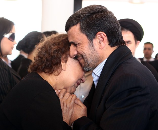 https://i.iplsc.com/ahmadinezad-obejmujacy-matke-chaveza-zwolennicy-prezydenta-t/000271PKFA61M4LQ-C116-F4.jpg