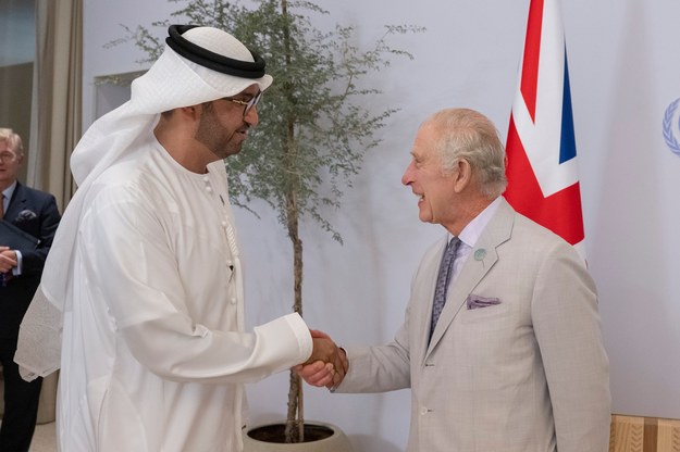 Ahmed Al Dżaber, minister ds. przemysłu i technologii ZEA i król Karol III /Hamad Al Kaabi/UAE Presidential Court /PAP/EPA