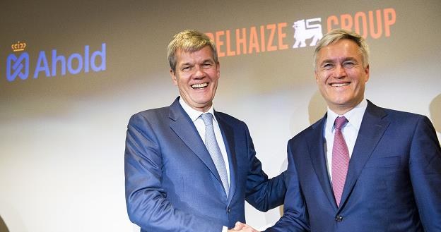 Ahold Dick Boer (P) i Delhaize Frans Muller (L) /AFP