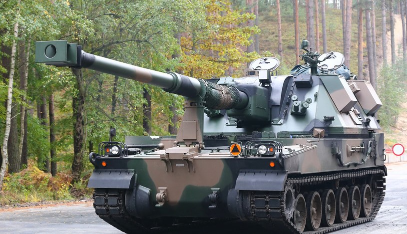 AHS Krab – polska armatohaubica samobieżna na podwoziu gąsienicowym kalibru 155 mm z lufą o długości 52 kalibrów. Fot. PGZ /