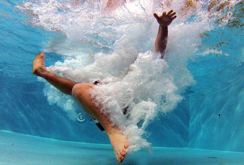 AI obserwuje kąpiących się w basenie. Może uratować życie /zdjęcie ilustracyjne /moerschy /Pixabay.com