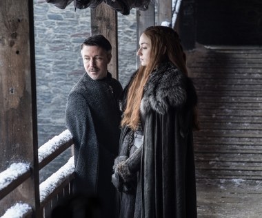 Aidan Gillen jako Petyr “Littlefinger” Baelish i Sophie Turner jako Sansa Stark