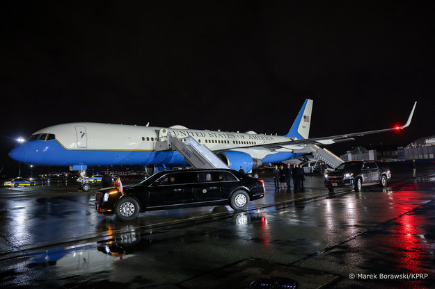 Air Force One i Cadillac One na lotnisku Chopina w Warszawie. /Marek Borawski, KPRL /