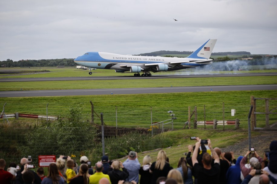 Air Force One ląduje na lotnisku Prestwick /PAP/EPA