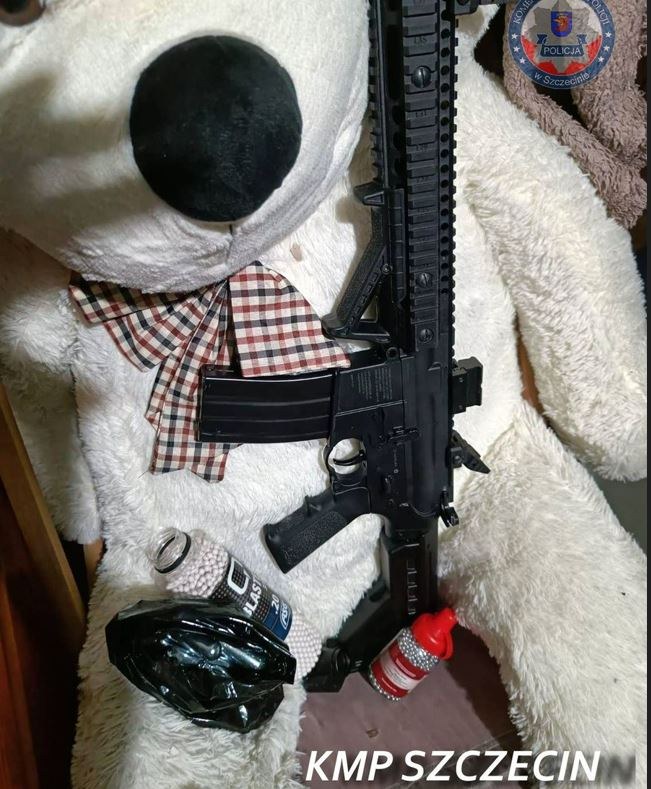 Air Soft Gun - replika broni, z której nastolatkowie strzelali do autobusu /KMP Szczecin /Policja