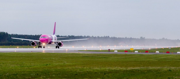 Airbus A320 węgierskich linii lotniczych Wizz Air jako pierwszy wystartował z nowej drogi startowej /Andrzej Grygiel /PAP