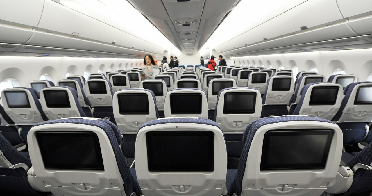 Airbus A350 wnętrze to nowoczesne oświetlenie i ogromne ekrany umieszczone na fotelach. /Zheng shuai - Imaginechina/East News /East News