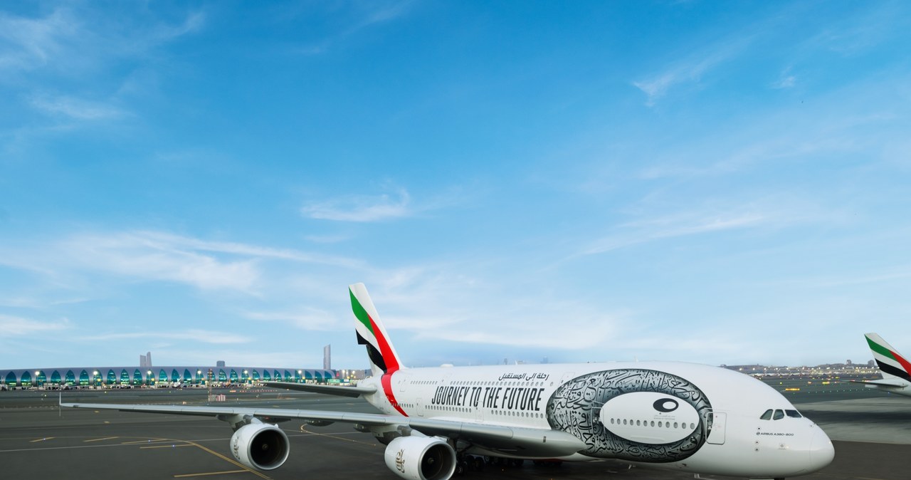 Airbus A380 o numerze A6-EVK to pierwsza z dziesięciu maszyn Emirates w nowym malowaniu. /Emirates /materiały prasowe