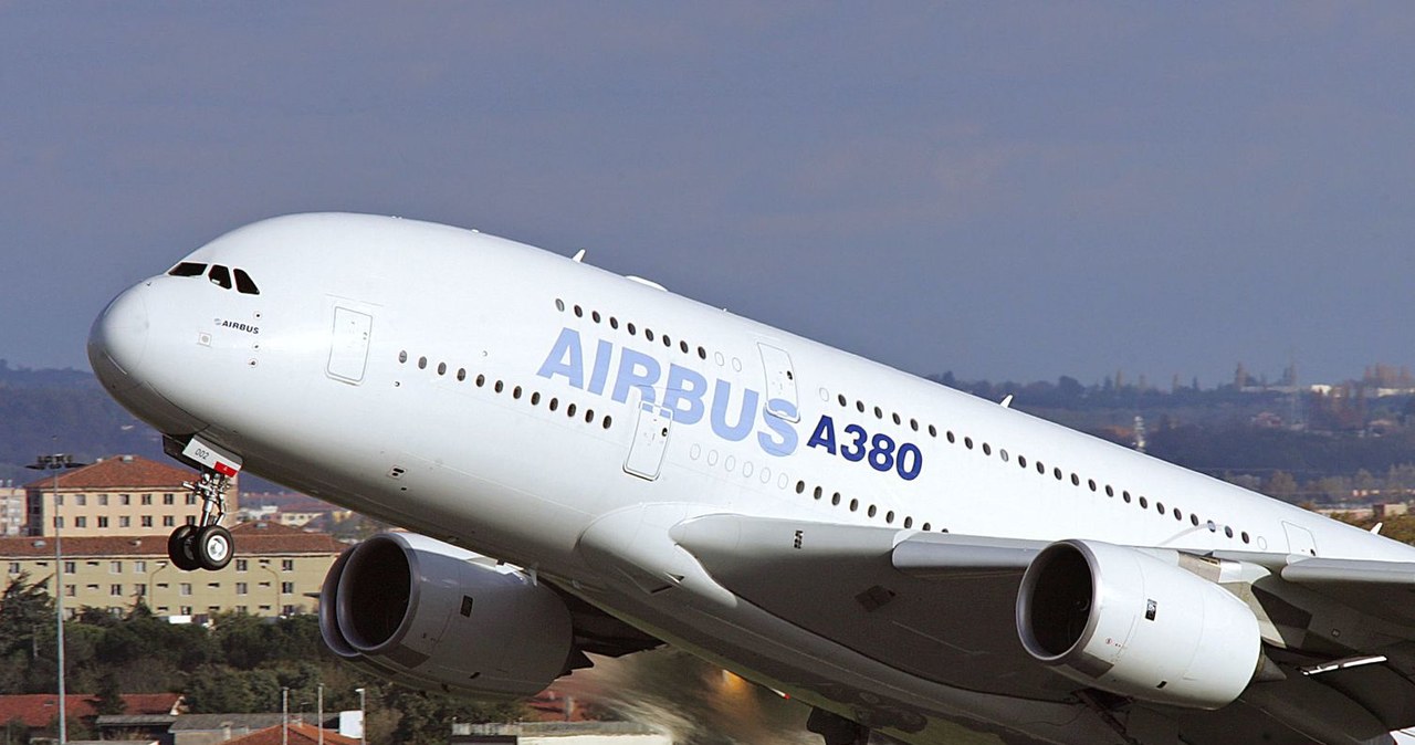 Airbus A380 to największy samolot pasażerski na świecie. Wszystko wskazuje, że giganta zastąpi model A350. /AFP