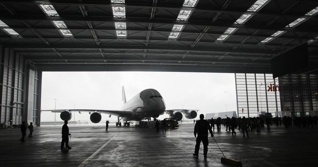 Airbus A380 w hangarze na lotnisku we Frankfurcie nad Menem /AFP