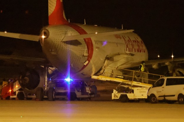 Airbus Air Arabia Maroca wylądował na najbardziej oddalonym pasie terminalu /CATI CLADERA  /PAP/EPA